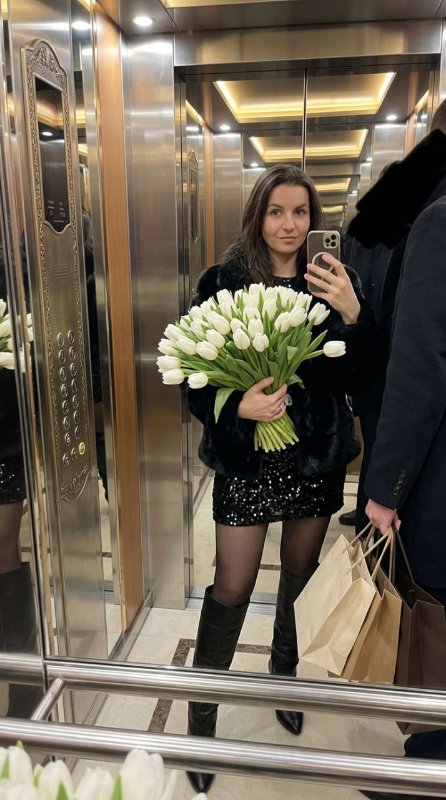 В лифте с букетом