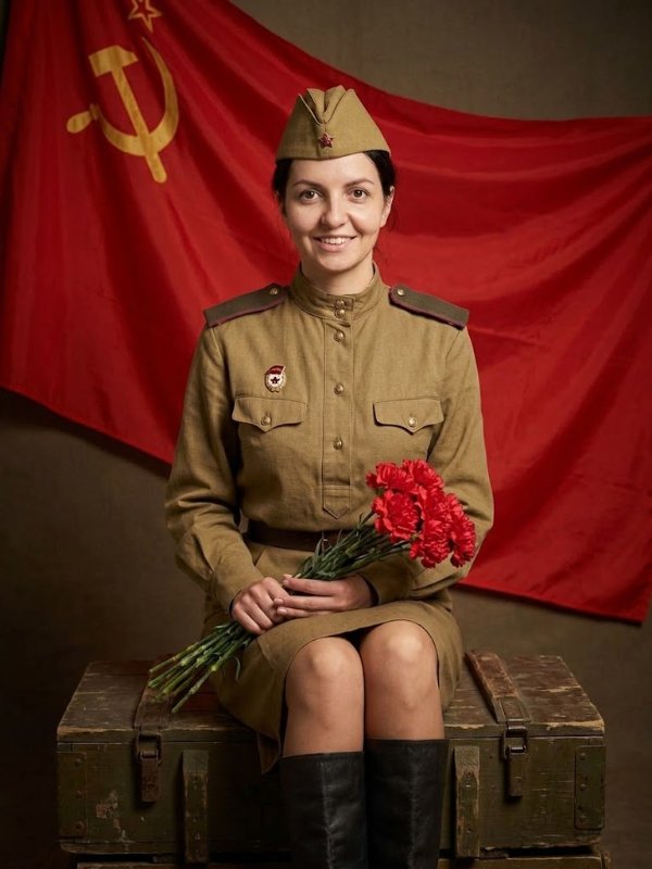 С цветами на ящике